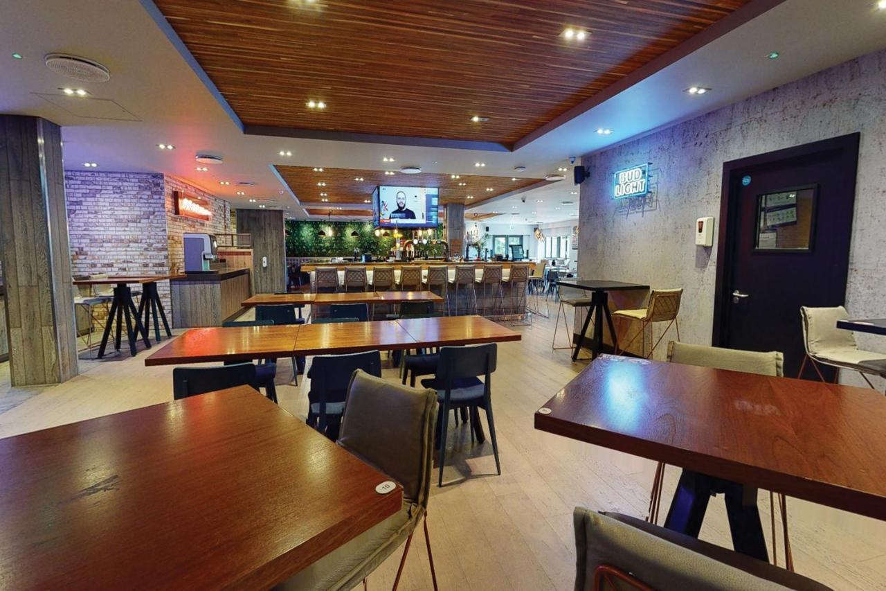 Village Hotel Manchester Bury Бери Экстерьер фото