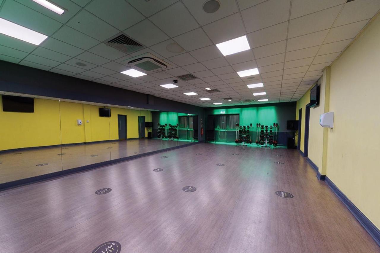 Village Hotel Manchester Bury Бери Экстерьер фото