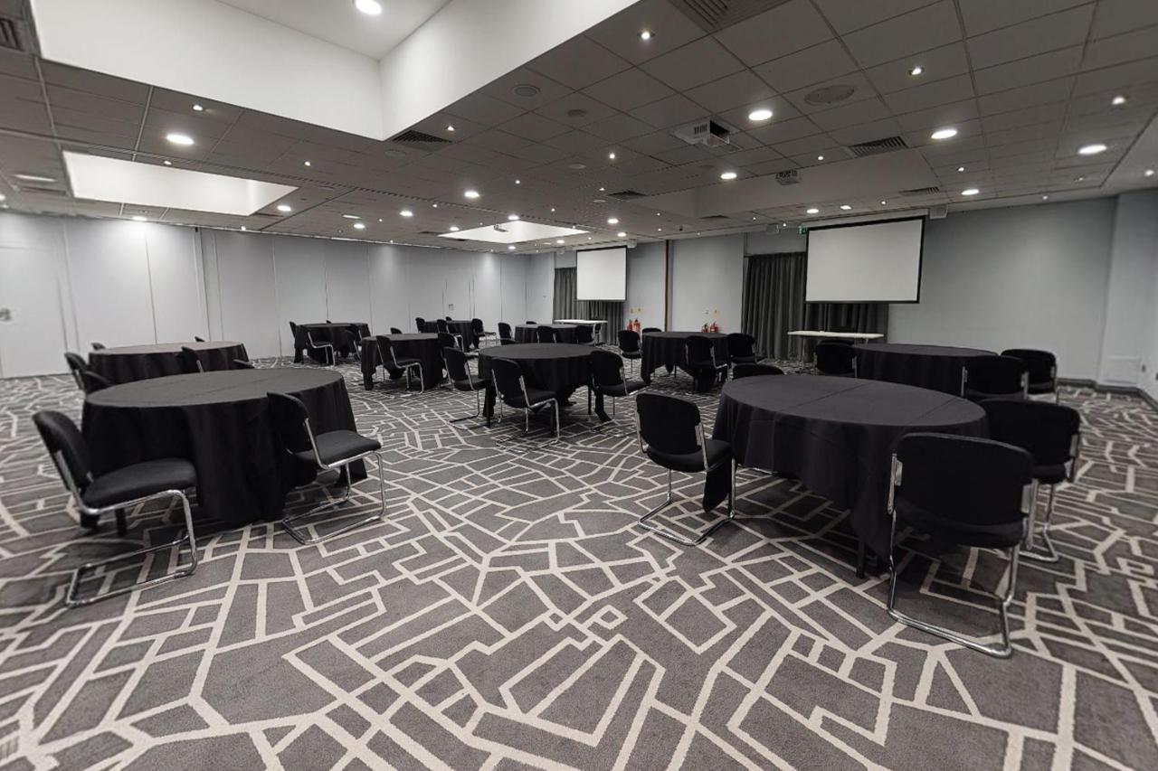 Village Hotel Manchester Bury Бери Экстерьер фото