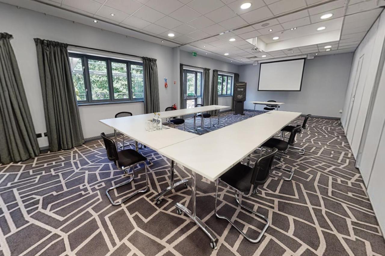 Village Hotel Manchester Bury Бери Экстерьер фото