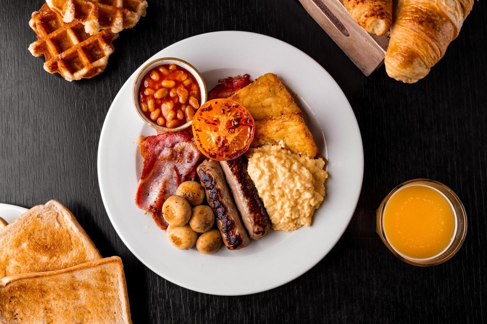 Village Hotel Manchester Bury Бери Экстерьер фото