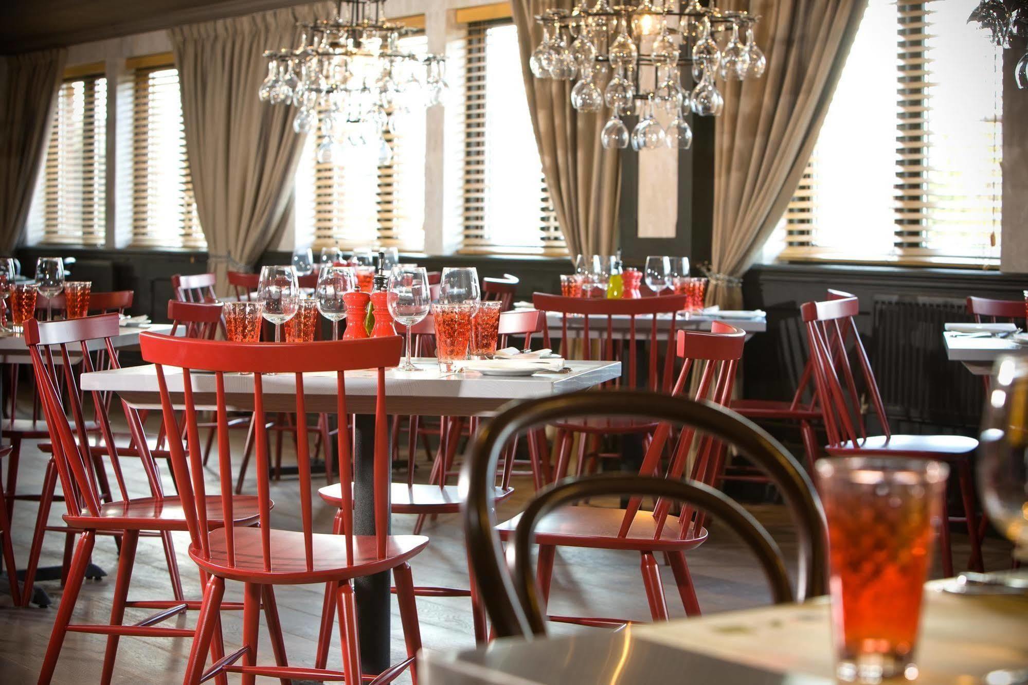 Village Hotel Manchester Bury Бери Экстерьер фото